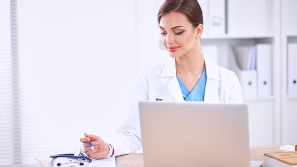 女子腹部痒，医生用镊子夹出18只阴虱！原来阴虱有5个传播途径！